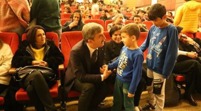 	Turgutlu '9 Canlı' Tiyatro Oyununu Çok Beğendi