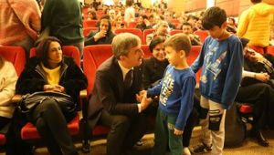 	Turgutlu '9 Canlı' Tiyatro Oyununu Çok Beğendi