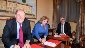 VALİ KARALOĞLU HAYIRSEVER ÇİFT İLE BAĞIŞ PROTOKOLÜ İMZALADI