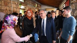 VALİ KARALOĞLU ÜNİVERSİTE ÖĞRENCİLERİNİN ÇAYINI İÇTİ