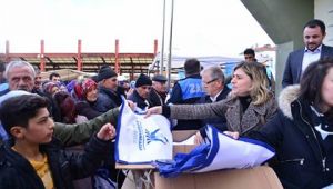 Vatandaşlara çevreci bez torba dağıtıldı