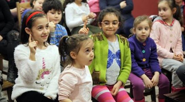 "YALVAÇ URAL'LA ANA BABA OKULU" SÖYLEŞİSİ MASAL MÜZESİ'NDE GERÇEKLEŞTİRİLDİ