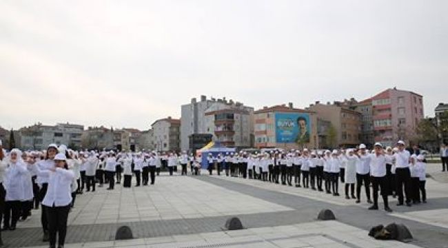 601 ÖĞRENCİ AY YILDIZ OLUP İSTİKLAL MARŞI'NI OKUDU