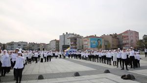 601 ÖĞRENCİ AY YILDIZ OLUP İSTİKLAL MARŞI'NI OKUDU