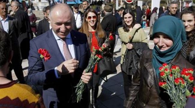 8 MART DÜNYA KADINLAR GÜNÜNDE BELEDİYEDEN 10 BİN ADET ÇİÇEK 