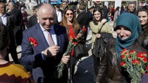 8 MART DÜNYA KADINLAR GÜNÜNDE BELEDİYEDEN 10 BİN ADET ÇİÇEK 