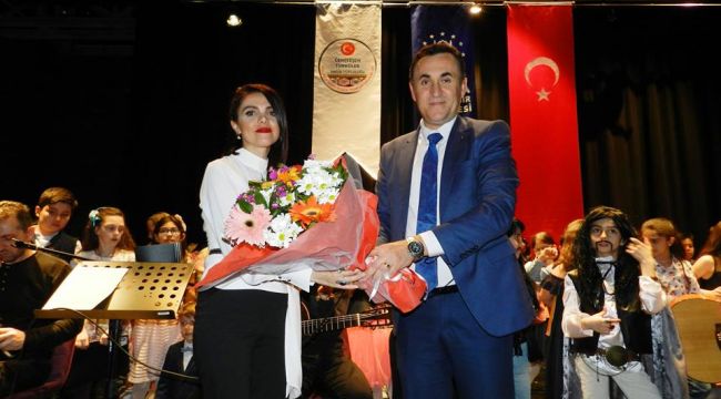 Adam olacak çocuklar sahnede