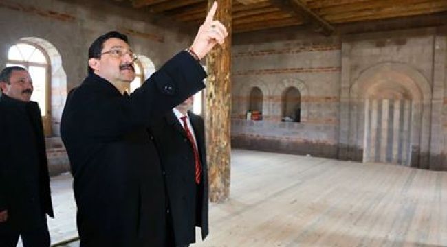 AK, AHŞAP VE TAŞTAN YAPILAN MESCİDİ İNCELEDİ 