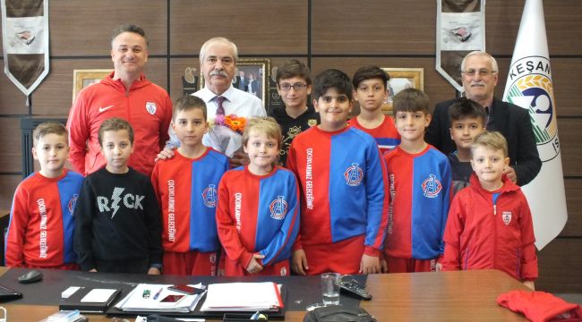           Altınordu ve Keşan Genç Ordu Takımı Oyuncularından Özcan'a Tıp Bayramı Kutlama Ziyareti