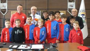           Altınordu ve Keşan Genç Ordu Takımı Oyuncularından Özcan'a Tıp Bayramı Kutlama Ziyareti