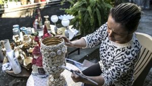 Atık malzemeleri özel tasarım ürünlere dönüştürüyor