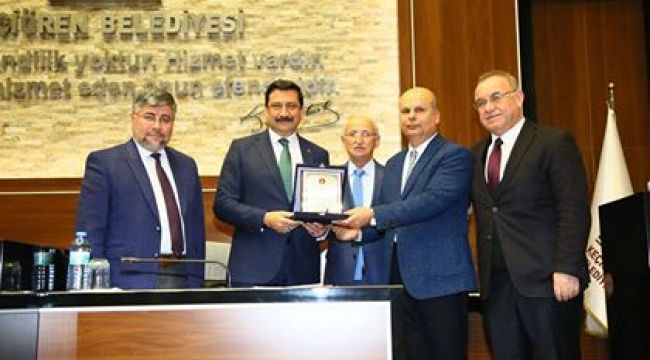 BAŞKAN AK'TAN MECLİS ÜYELERİNE TEŞEKKÜR PLAKETİ 