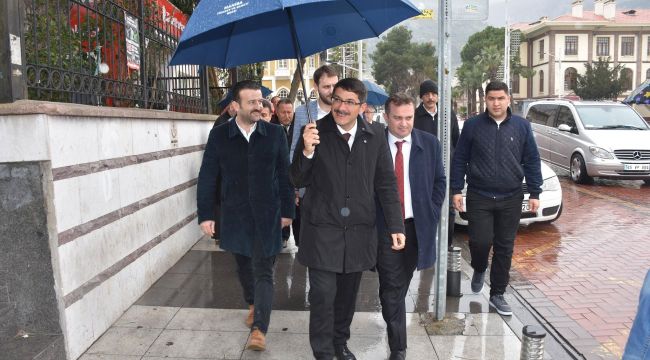 BAŞKAN ÇELİK'TEN YAĞMUR ALTINDA SEÇİM ÇALIŞMASI 