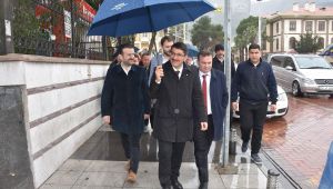 BAŞKAN ÇELİK'TEN YAĞMUR ALTINDA SEÇİM ÇALIŞMASI 