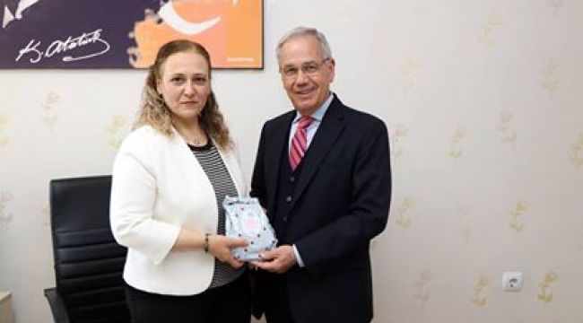 Başkan Saffet Acar Bayan Personellerinin Kadınlar Gününü Kutladı