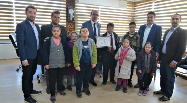DOWN SENDORUMLU ÖĞRENCİLERDEN BAŞKAN ÇÖL'E ZİYARET