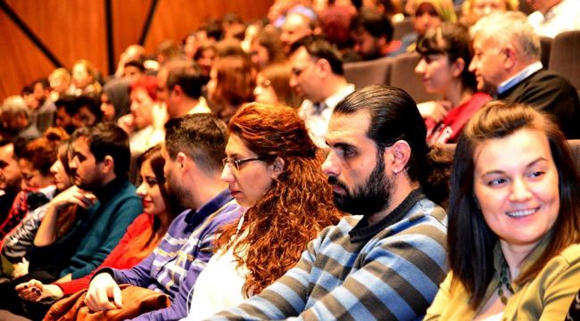 DÜNYA TİYATRO GÜNÜ'NDE PERDE KEREM ALIŞIK İLE AÇILDI