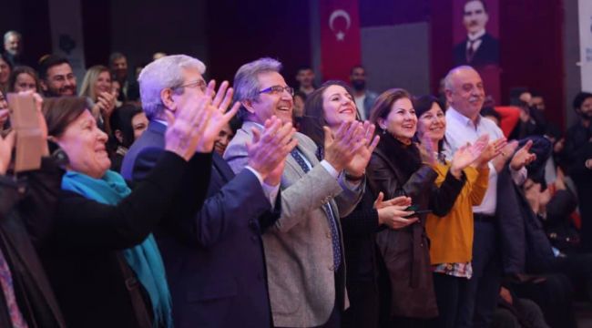 DÜNYA TİYATRO GÜNÜNE ÖZEL "KADIN KAFASI" TİYATRO OYUNU İZLEYİCİ İLE BULUŞTU