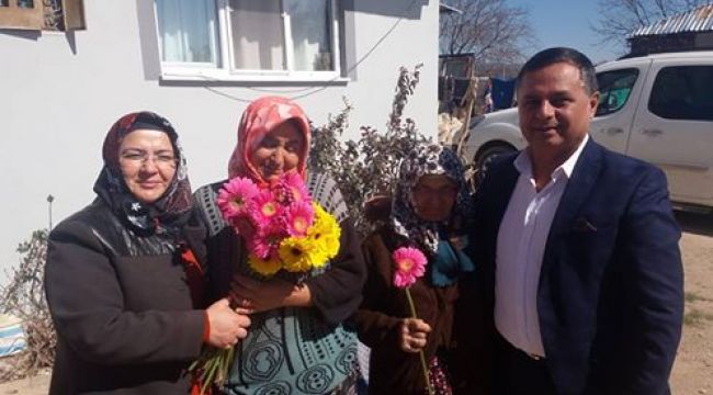 EMEKÇİ KADINLARIN AYAĞINA GİDİP ÇİÇEK VERDİ