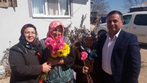 EMEKÇİ KADINLARIN AYAĞINA GİDİP ÇİÇEK VERDİ