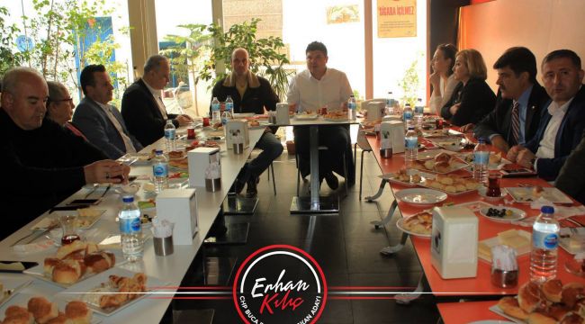 ERHAN KILIÇ MECLİS ÜYELERİ VE ESKİ DÖNEM İLÇE BAŞKANLARI İLE KAHVALTIDA BULUŞTU