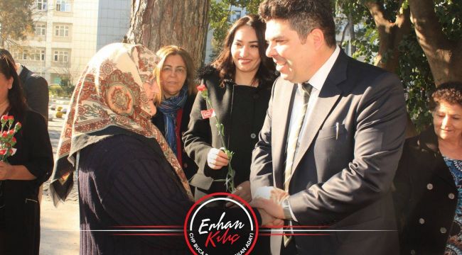 ERHAN KILIÇ SOKAK SOKAK GEZEREK KADINLAR GÜNÜNÜ KUTLADI