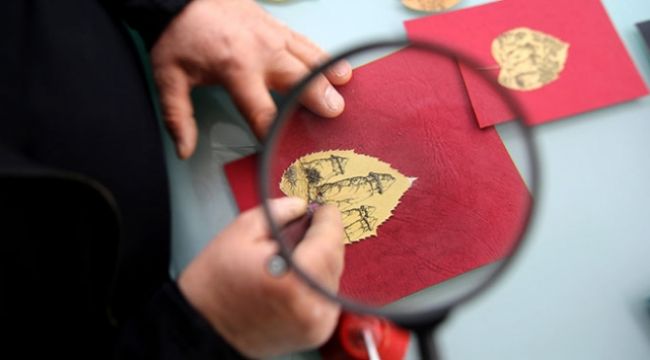 Farklı objelere Kapadokya'yı resmediyor