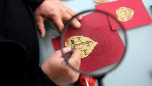 Farklı objelere Kapadokya'yı resmediyor