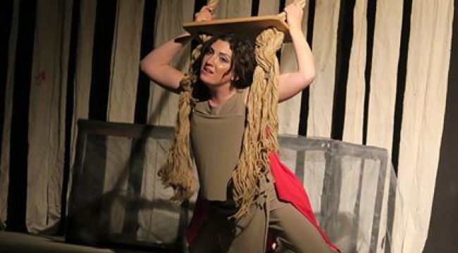 ''HİÇ KİMSE'' FOÇA'DA SAHNELENDİ