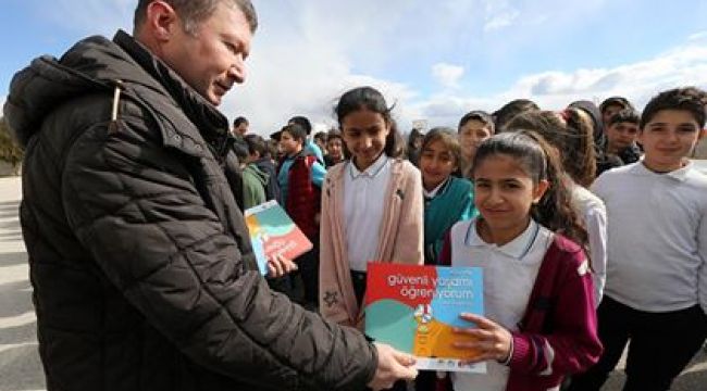 *İlçe genelinde 30 okula kitap desteği