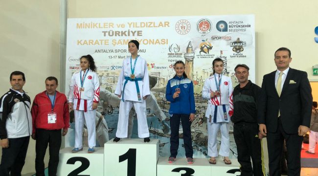Kağıtsporlu minikler madalyaları süpürdü