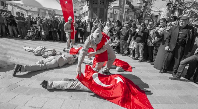 Kahramanlara duygusal anma