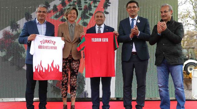 Karşıyaka'da dev spor parkının temeli atıldı  Semra Aksu'ya büyük onur 