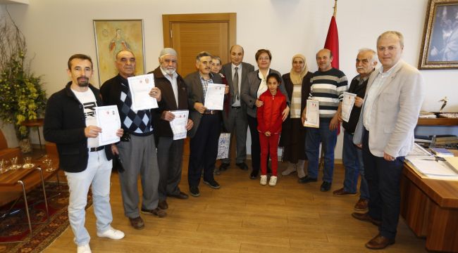 Konak'ta tapu sevinci sürüyor