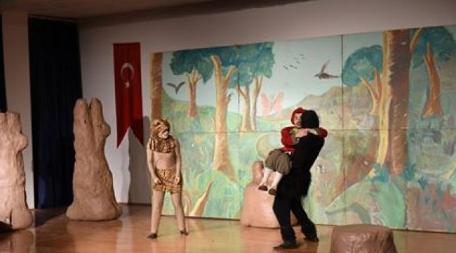 "La Fonten Orman Mahkemesinde" çocuklarla buluştu