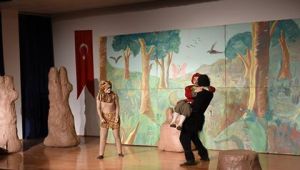 "La Fonten Orman Mahkemesinde" çocuklarla buluştu