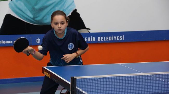 Masa Tenisinde yıldız gibi parlıyor