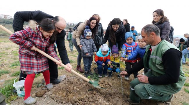 Minik eller fidanları toprakla buluşturdu
