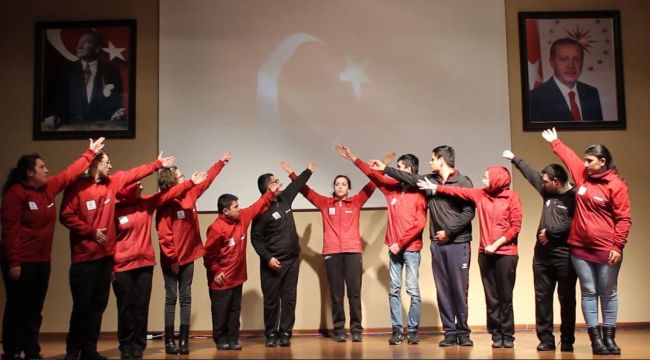 Özel öğrencilerden Çanakkale kahramanlarınaözel gösteri