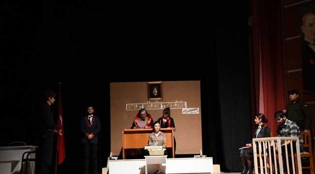 ÖZTÜRK SERENGİL TİYATRO SAHNESİ REİS BEY OYUNUNU SAHNELEDİ