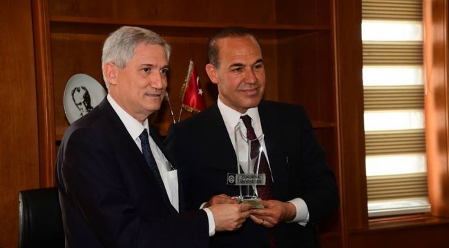 Rektör Kibar'dan Başkan Sözlü'ye teşekkür plaketi