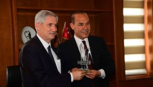 Rektör Kibar'dan Başkan Sözlü'ye teşekkür plaketi