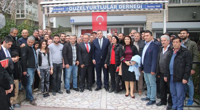 TAŞDELEN HALKLA KUCAKLAŞIYOR  