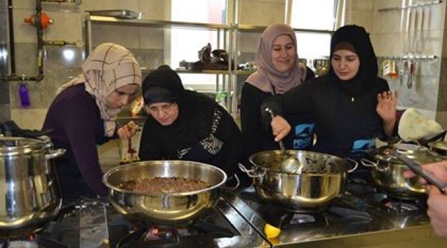 Türk ve Suriyeli hanımlar mutfakta ter döktü En lezzetli yarışma 