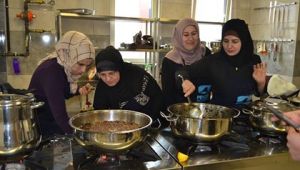 Türk ve Suriyeli hanımlar mutfakta ter döktü En lezzetli yarışma 