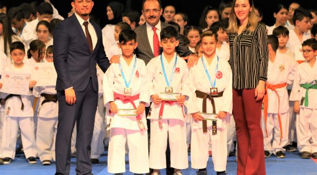 UŞAK'IN GURURU KARATECİLER TÜRKİYE ŞAMPİYONASI'NDAN DERECE İLE AYRILDI