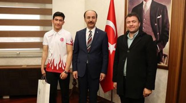 VALİ ERİN ŞAMPİYONLARI KABUL ETTİ  