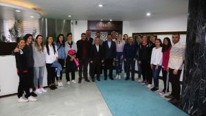 VOLEYBOL TAKIMINDAN TEŞEKKÜR ZİYARETİ