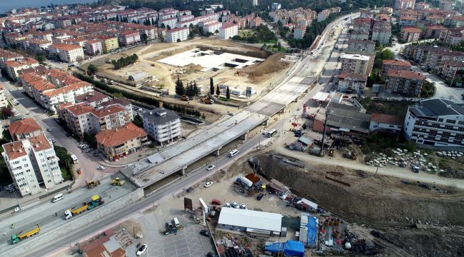 Yüzbaşılar Köprülü Kavşağı'nda tabliye betonu dökülüyor  