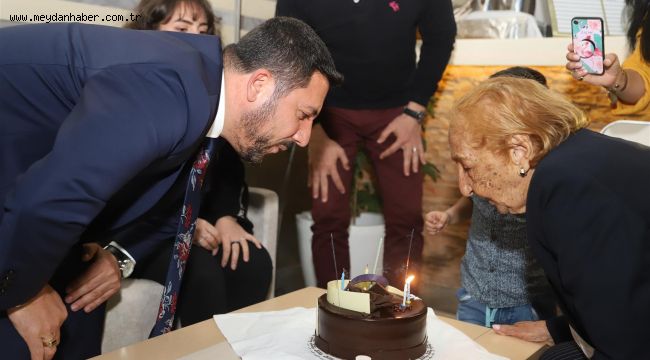 113 YAŞINDA TURİSTE, BELEDİYE BAŞKANI ARI'DAN DOĞUM GÜNÜ SÜRPRİZİ